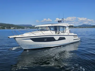 motorboot op rustig water met kust op achtergrond