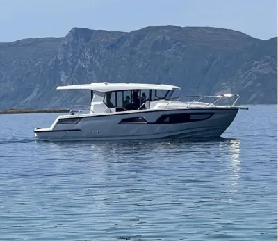 motorboot op kalm water met bergen op achtergrond