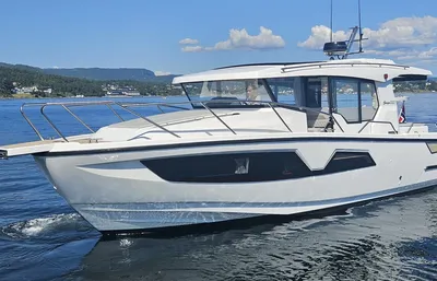 motorboot op rustig water met kust op achtergrond