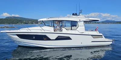 motorboot op rustig water bij kust
