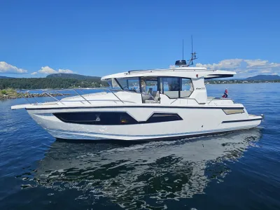 wit motorjacht op kalm water bij kust