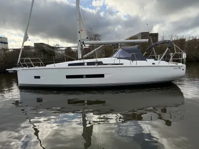 zeiljacht afgemeerd op kanaal