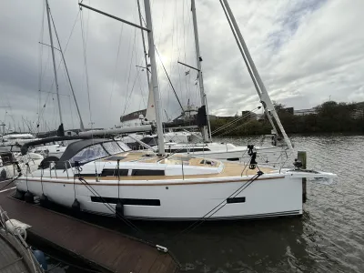 Zeiljacht afgemeerd in jachthaven