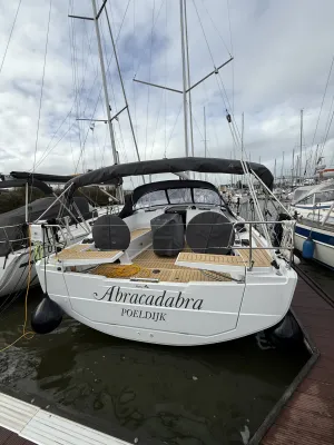 achterzijde zeiljacht in jachthaven