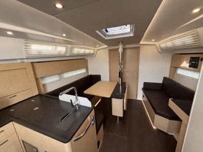 Interieur van jacht met kombuis en zithoek