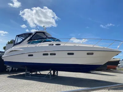 motorjacht op de wal in een jachthaven