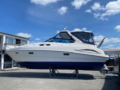 motorjacht op bok in buitenhaven
