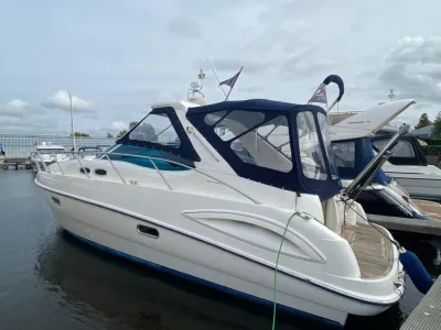 sportcruiser afgemeerd in de jachthaven
