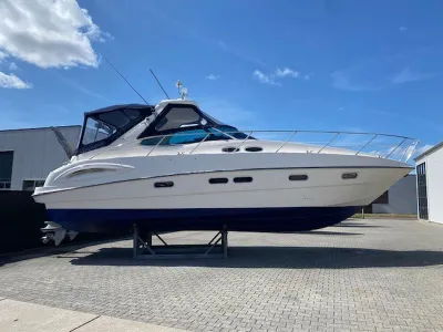 motorjacht op land bij opslag