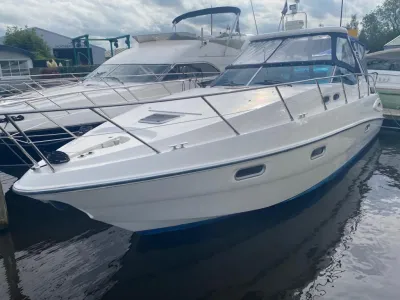wit sportcruiser aangemeerd aan een steiger