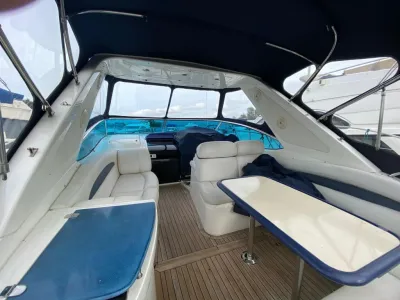 cockpit en zithoek van jacht