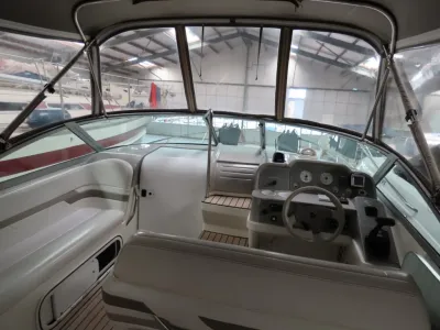 cockpit interieur van motorboot in binnenloods
