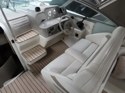 interieur van boot met stuur en zitbank