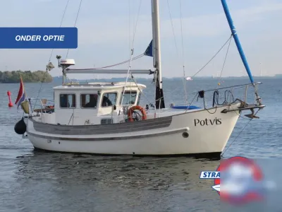 zeiljacht aangemeerd op open water