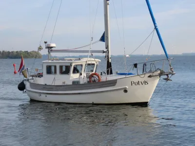 zeilboot op rustig water met horizon