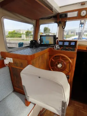 interieur stuurstand met stuurwiel en instrumenten