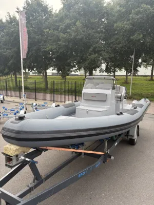 grijze RIB op trailer bij parkeerplaats