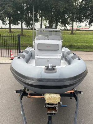 grijze RIB op trailer, voorkant zichtbaar