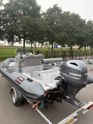RIB-boot op trailer bij parkeerplaats
