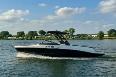 motorboot met zwarte romp op het water