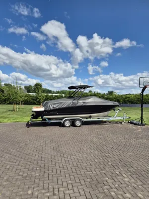 boot op trailer op oprit met gras en lucht