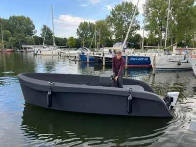 kleine grijze boot in een jachthaven