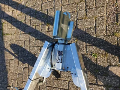 voorkant van trailer op bestrating