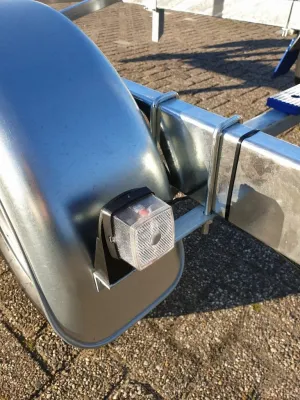 close-up van trailerspatbord en verlichting