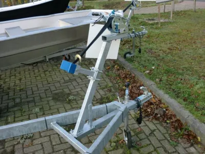voorzijde verzinkte boottrailer op bestrating