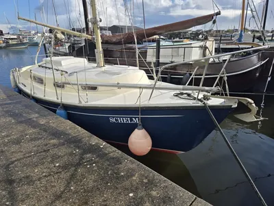 zeilboot afgemeerd in een jachthaven