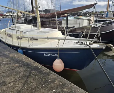 zeilboot afgemeerd in jachthaven