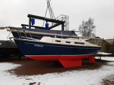 zeiljacht op bok in winterstalling