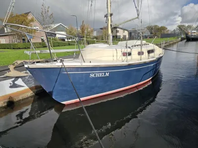 blauw zeiljacht aan de kade