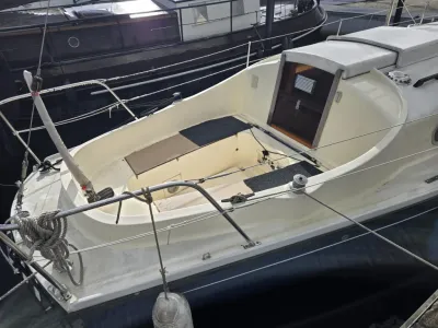 Cockpit van zeilboot in haven