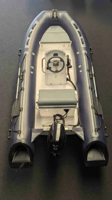 bovenaanzicht rib boot op vloer