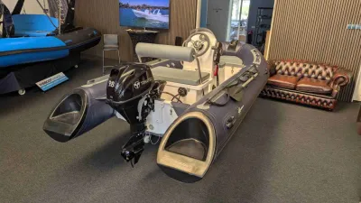 RIB-boot in binnenshowroom met buitenboordmotor