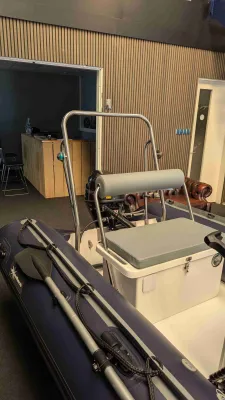 RIB-boot in binnenshowroom