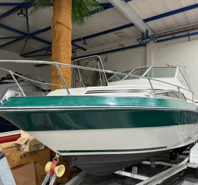 speedboot in binnenhal