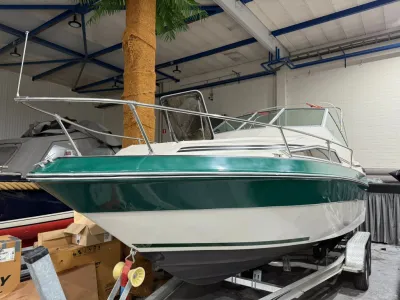 speedboot in opslaghal