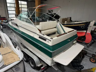 motorboot in binnenstalling