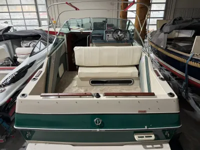 achterzijde van speedboot in opslaghal