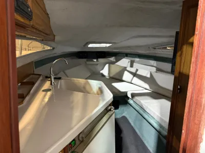 Bootinterieur met zithoek en wasbak