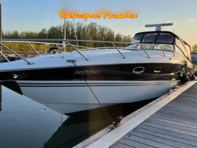 powercruiser afgemeerd aan steiger