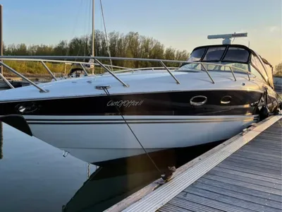 sportcruiser aangemeerd bij steiger
