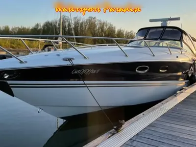 powercruiser afgemeerd aan steiger