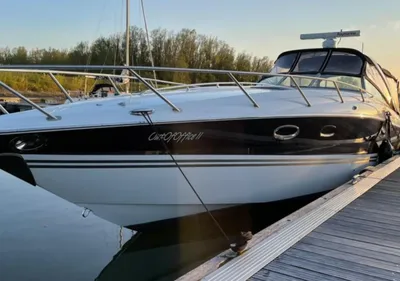 sportcruiser aangemeerd bij steiger
