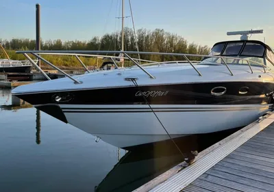 motorboot aangemeerd aan houten steiger