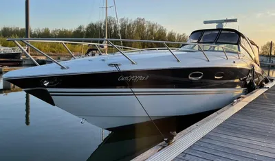 motorboot afgemeerd bij een houten steiger