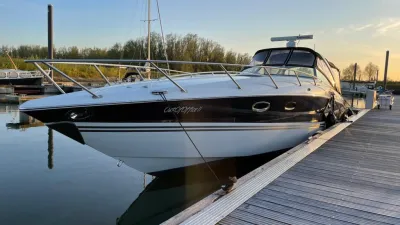 motorjacht afgemeerd in de haven