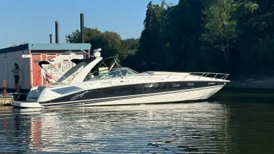 witte motorboot aan een steiger